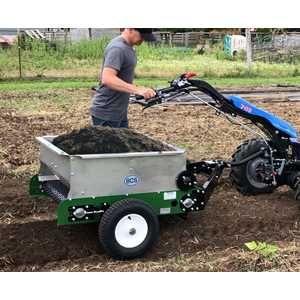 All-terrain lug tires drive a full-width, heavy-duty rubber conveyor belt, allowing the compost to evenly discharge from the front of the spreader.